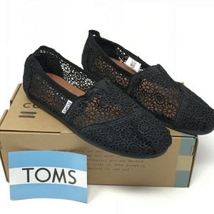 Lace black tomes